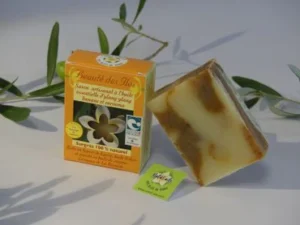 Savon Beauté des Îles Natur'Aile avec emballage artisanal et savon exposé.