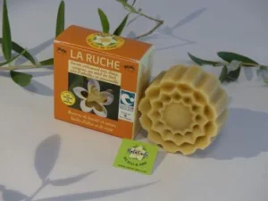 Savon La Ruche de Natur'Aile, présenté avec son emballage orange et sa forme inspirée de la ruche.