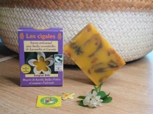 Savon Les Cigales de Natur'Aile, présenté avec son emballage violet et le savon exposé.