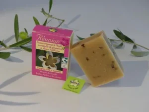 Savon Réunion de Natur'Aile, présenté avec emballage rose et savon exposé.