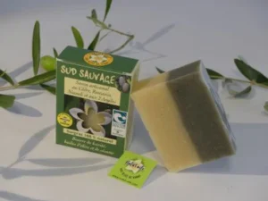Savon Sud Sauvage de Natur'Aile, présenté avec emballage vert et savon bicolore.